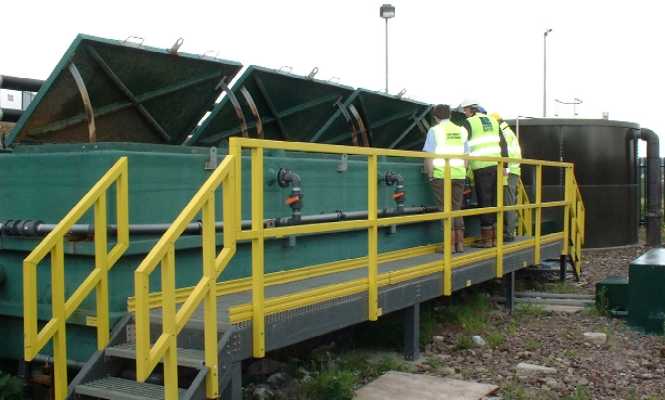 A partitioned single-tank type methane stripping plant